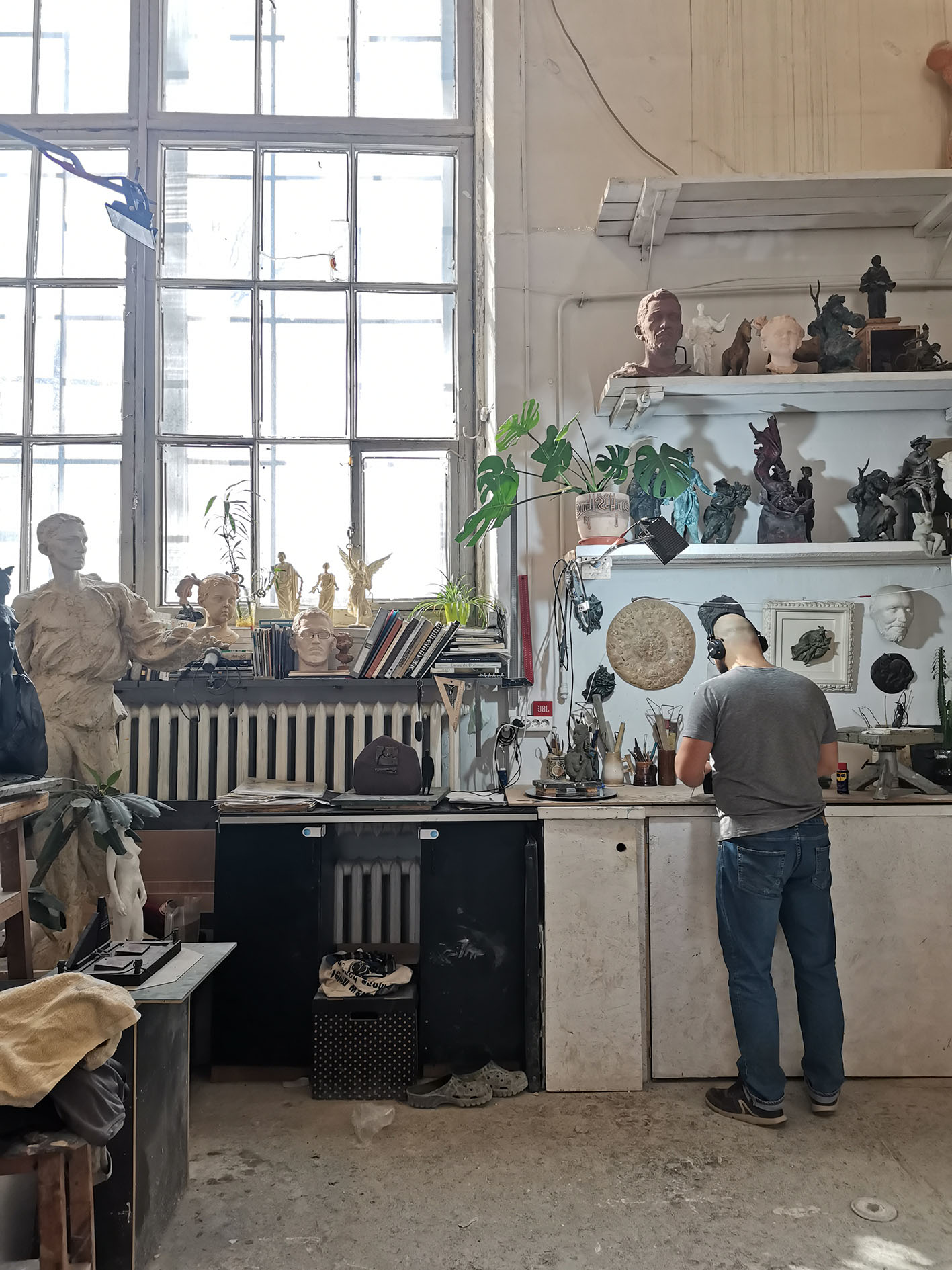 Kuvanveistäjä Vadim Nesvetov Taidestudiollaan